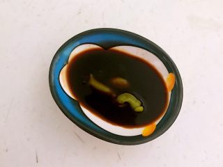 12、三文鱼寿司,把辣根放入小盘中,加入寿司酱油