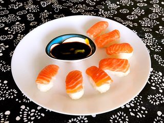 13、三文鱼寿司,三文鱼寿司可以食用了