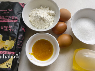 1、百香果旋涡蛋糕,准备齐所有的材料，百香果酱去掉百香果籽