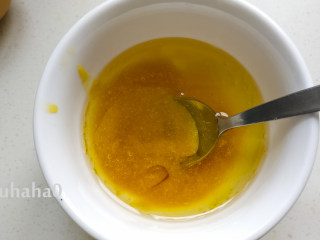 2、百香果旋涡蛋糕,玉米油与百香果酱搅匀待用