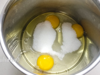 3、百香果旋涡蛋糕,3个鸡蛋中加入白糖，用砂糖或绵糖均可