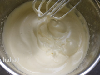 5、百香果旋涡蛋糕,一直打到蛋液呈现非常浓稠的状态，提起打蛋头滴落的面糊花纹不会立刻消失即可