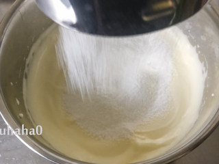 6、百香果旋涡蛋糕,筛入蛋糕粉，将面糊上下切拌拌匀