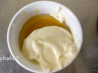 7、百香果旋涡蛋糕,用刮刀取一些面糊放入百香果酱油中，拌匀即可