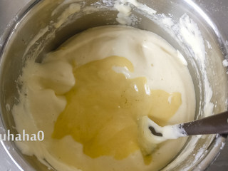 8、百香果旋涡蛋糕,拌匀的面糊倒回大盆中，切拌均匀