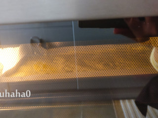 10、百香果旋涡蛋糕,烤盘放入已预热至180度的烤箱中层，烘烤约20分钟，烤箱为上下管加热模式