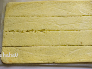 12、百香果旋涡蛋糕,将放凉的蛋糕切成均等的4份，我着急，没放凉就切，切口不好看