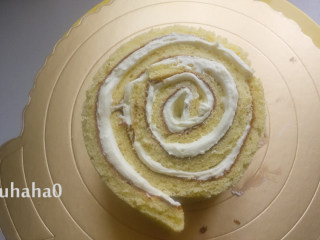 16、百香果旋涡蛋糕,依次全部卷完后，用油纸将蛋糕包紧，避免松开，放入冰箱冷藏定型