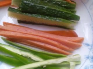 1、紫菜包饭,将所有材料切成条。