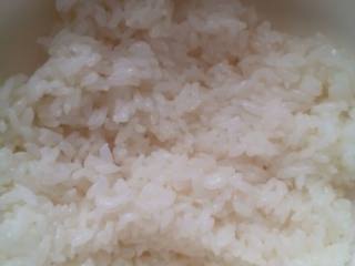 3、紫菜包饭,米饭中加入少量盐和香油拌匀。