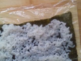 5、紫菜包饭,从一侧开始卷起，要卷紧。