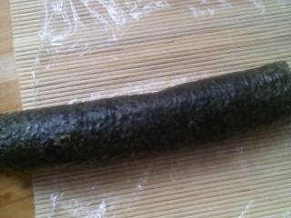 6、紫菜包饭,卷好的，如图。