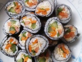 7、紫菜包饭,切好后，即可装盘。