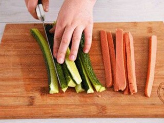 1、寿司,将大米和糯米先煮熟备用。黄瓜和火腿切成条备用。