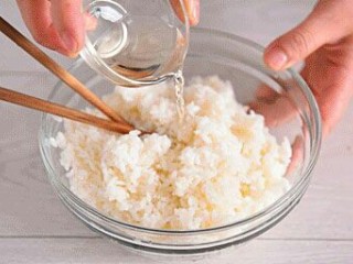 2、寿司,将米饭里加入寿司醋一起拌匀。