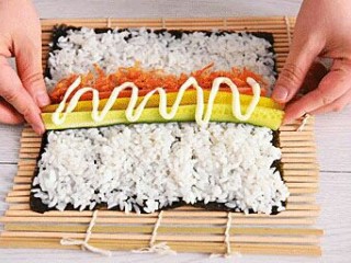 5、寿司,再挤上沙拉酱。