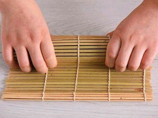 7、寿司,卷完用手左右捏捏整好形。