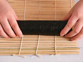 8、寿司,打开寿司帘。