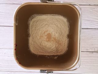 1、火之舞（火龙果）奶酪软欧包,主面团中除黄油，蔓越莓暂时不放，老面，烫种和其他材料一起放入搅拌桶中，火龙果果肉选熟透的，果肉质地很软，用手抓成小碎块即可，不需要用料理机打碎