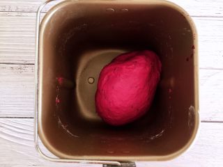 2、火之舞（火龙果）奶酪软欧包,我用的面包机，和面15分钟，面团表面光滑