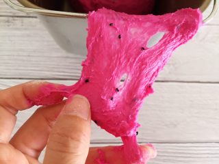 3、火之舞（火龙果）奶酪软欧包,取一小块面团，可拉出粗膜即可