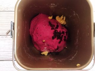 4、火之舞（火龙果）奶酪软欧包,加入黄油和蔓越莓干继续搅拌和面至面团扩展阶段