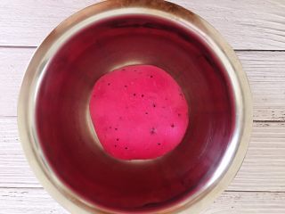 5、火之舞（火龙果）奶酪软欧包,将和好的面团放入一个干净的容器中进行一次基础发酵