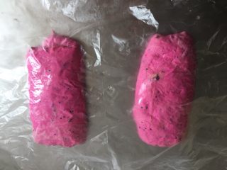 7、火之舞（火龙果）奶酪软欧包,取出面团，平均分成两份，用手轻拍面团排气后整成长方形，盖保鲜膜醒发20分钟