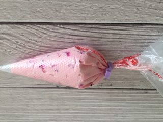 8、火之舞（火龙果）奶酪软欧包,面团醒发时间做火龙果奶酪馅，将奶油奶酪提前取出来，隔水软化，加入奶粉，糖粉搅拌均匀后加入火龙果果肉，搅拌均匀即可，奶酪馅拌匀即可，无需打发