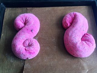 10、火之舞（火龙果）奶酪软欧包,将面条头尾逆时针向里卷成S型，放烤盘，温度30度，湿度70%发酵40分钟