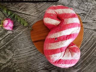 12、火之舞（火龙果）奶酪软欧包,出炉的面包及时移出烤盘转移到烤网上，或面包托上