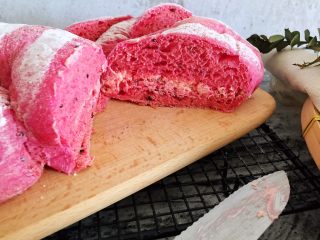 13、火之舞（火龙果）奶酪软欧包,切面也是很漂亮的，面包体真的很软，