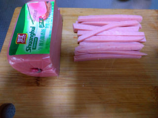 4、简单易学的寿司,火腿切成条状备用