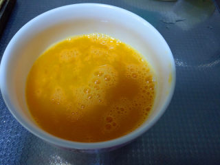 6、简单易学的寿司,鸡蛋打散，放入适量的盐调味。