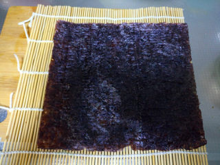 9、简单易学的寿司,寿司海苔铺到寿司垫上