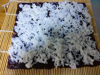 10、简单易学的寿司,把做好的米饭均匀的铺在寿司海苔上。