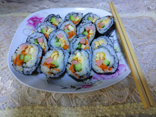 13、简单易学的寿司,用刀粘凉水后切寿司卷，美味的寿司卷就可以食用 了。