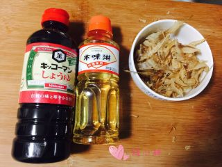 1、日式溏心蛋#挑战鸡蛋的100种做法#,材料准备好，木鱼花就是我们平时在外面吃章鱼小丸子上面的那个