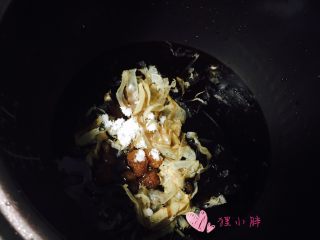 2、日式溏心蛋#挑战鸡蛋的100种做法#,除鸡蛋外的所有材料混合在一起，烧开晾晾待用