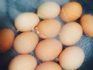 3、日式溏心蛋#挑战鸡蛋的100种做法#,最关键的步骤来了。鸡蛋放置常温，水烧开后下入鸡蛋，七分钟，掐好秒表。鸡蛋大小就是图里的，时间要根据鸡蛋大小决定，适当延长缩短