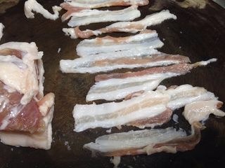 2、椒香五花肉,然后切成薄片（越薄越好，如果不好操作，可以先将肉放入冰箱冷冻至可以切动又硬结的状态）