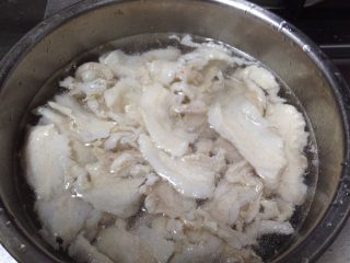 5、椒香五花肉,捞出过冷水漂净（这样可以去掉一部分油脂使肉片更劲道）