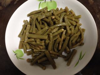 8、椒香五花肉,酸豇豆洗净切段