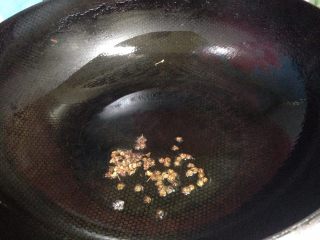 11、椒香五花肉,另起锅热锅凉油加入一半的麻椒、花椒小火炸出香味