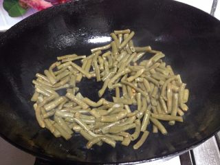 10、椒香五花肉,锅内不加油倒入酸豆角稍微煸炒去除涩味备用