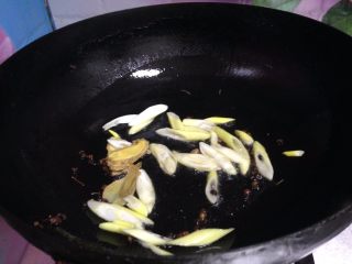 12、椒香五花肉,倒入葱、姜炒出香味