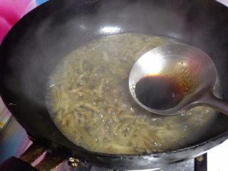 16、椒香五花肉,加入生抽、白糖