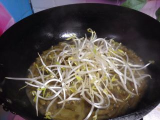 18、椒香五花肉,加入豆芽