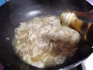 21、椒香五花肉,烹入料酒去腥煮开1分钟（肉片比较薄，煮熟即可）