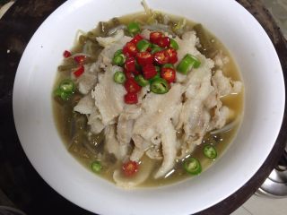 22、椒香五花肉,肉片捞出放到菜的上面，顶部放上辣椒丁